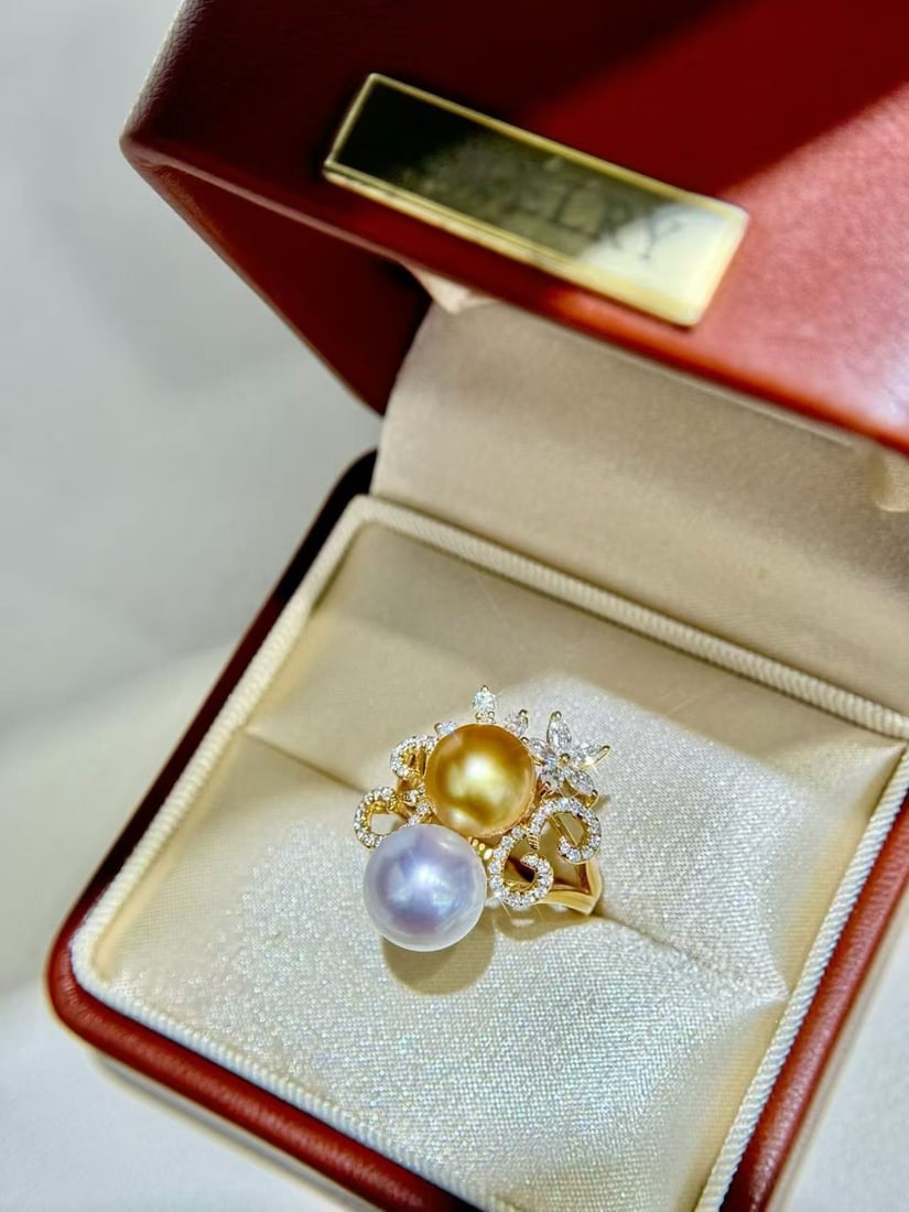 18K Gold Rich Golden Pearl Diamond Ring: This ring features a rich golden pearl at its center, complemented by a cool Australian white, exuding a luxurious romance. The diamond vine design adds a touch of ethereal brilliance. The high-qualit