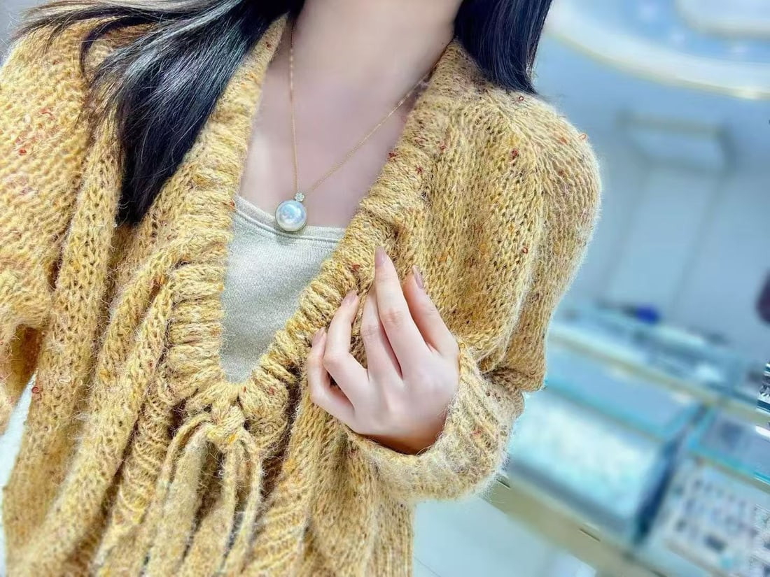 18K Gold White Mabe Pearl Diamond Pendant: This pendant is crafted in 18K gold, featuring a highly lustrous white Mabe pearl with a flawless mirror-like sheen. The pearl measures 18mm in diameter with an overall thickness of 13.5mm, and the sl
