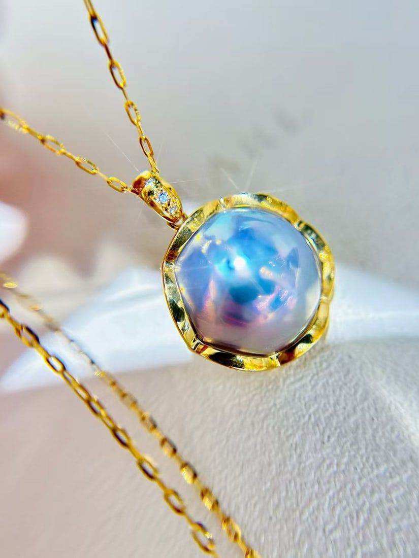 18K Gold Blue Mabe Pearl Pendant: This pendant features a blue Mabe pearl as the main stone, showcasing an extremely strong mirror-like luster, clear and bright as a mirror. The craftsmanship in K gold is exquisite and delicate, with 