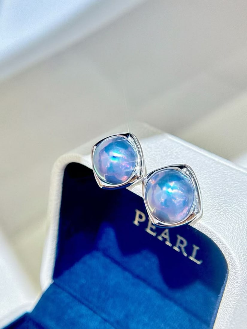 18K Gold Strong Luster Blue-Purple Mabe Pearl Earrings: These earrings are crafted in 18K gold, featuring Mabe pearls with a strong blue-purple luster. The design is simple yet ingenious, with thick gold edges adding texture and a full shape. The pearl thi