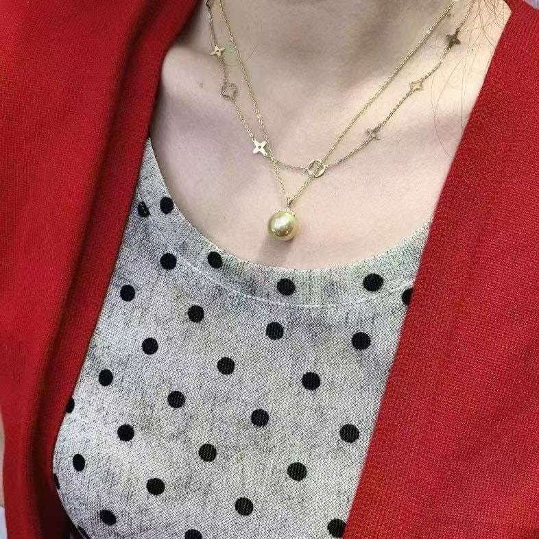 18K Gold South Sea Golden Pearl Pendant: This pendant features a 13-14mm South Sea golden pearl, flawless with aurora quality. The pearl displays a stunning tea-gold hue with a dazzling green sheen and a transparent luster. Paired with 18K g