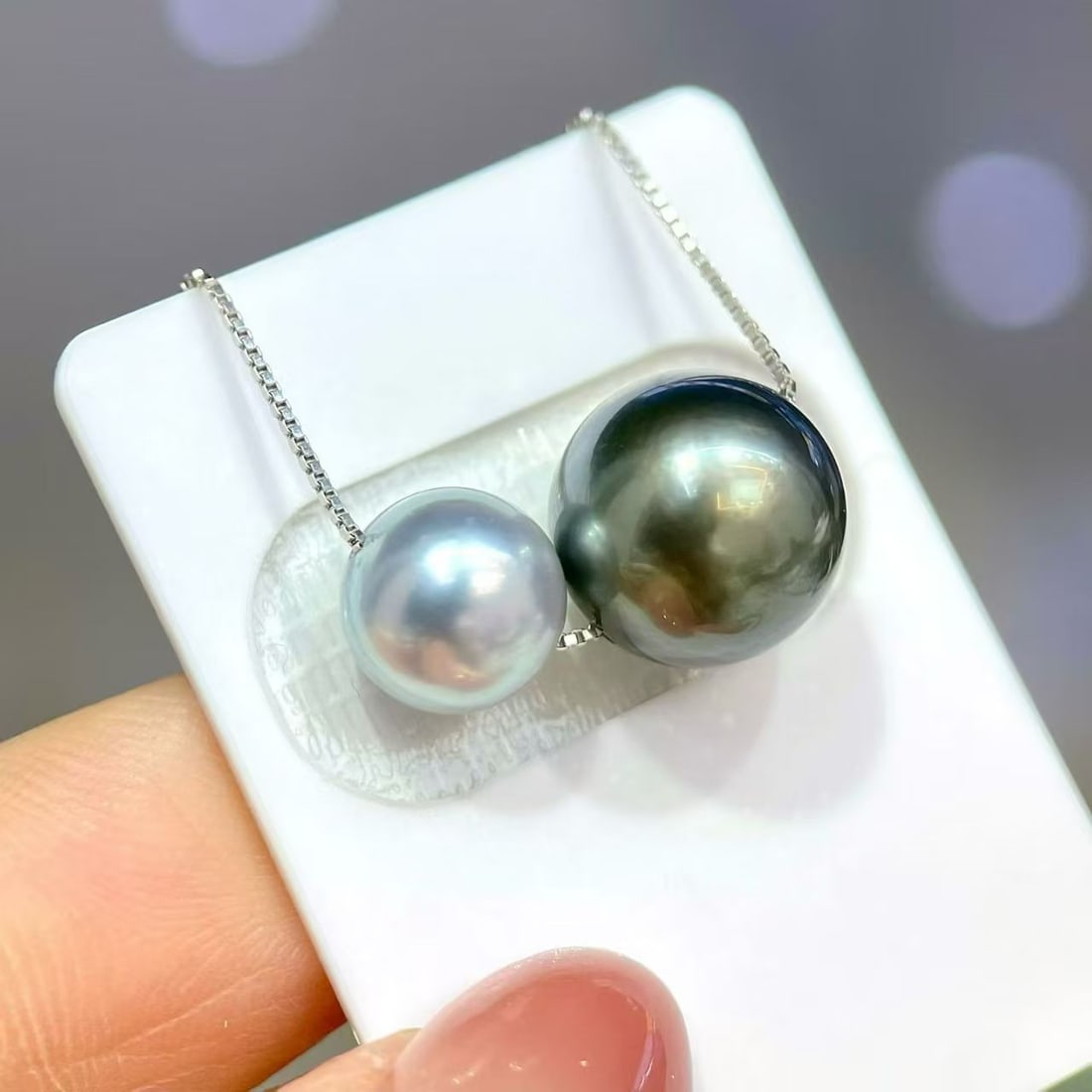 S925 Silver Natural Saltwater Pearl Necklace: This necklace features a combination of black and gray pearls, exuding an elegant aura. The perfectly round pearls have slight blemishes and a brilliant luster. Paired with an S925 silver box chain, i