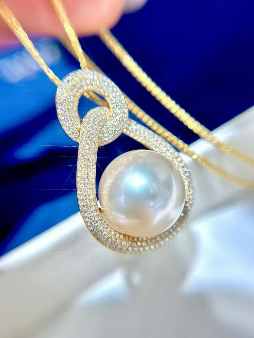 18K Gold Pendant with High Luster Australian White Pearl: This pendant is meticulously crafted in 18K gold, featuring a high luster Australian white pearl with an elegant dry rose hue. The size of the pearl ensures a significant presence when worn, and the f