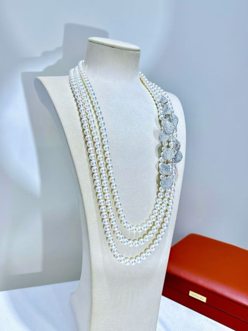 18K White Gold Akoya Pearl Necklace: This necklace is meticulously set in 18K white gold, featuring Akoya pearls with a strong mirror-like luster and fine surface. The five-strand design resembles floating rose petals, exuding lightness 