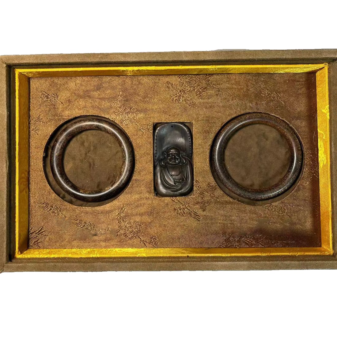 Huang Qinan Agarwood Bracelet and Buddha Pendant: This set of Huang Qinan agarwood bracelet and Buddha pendant exudes a rich fragrance, with full oil material, making it extremely rare and a true collector's item. The bracelet has a diameter of 6.0
