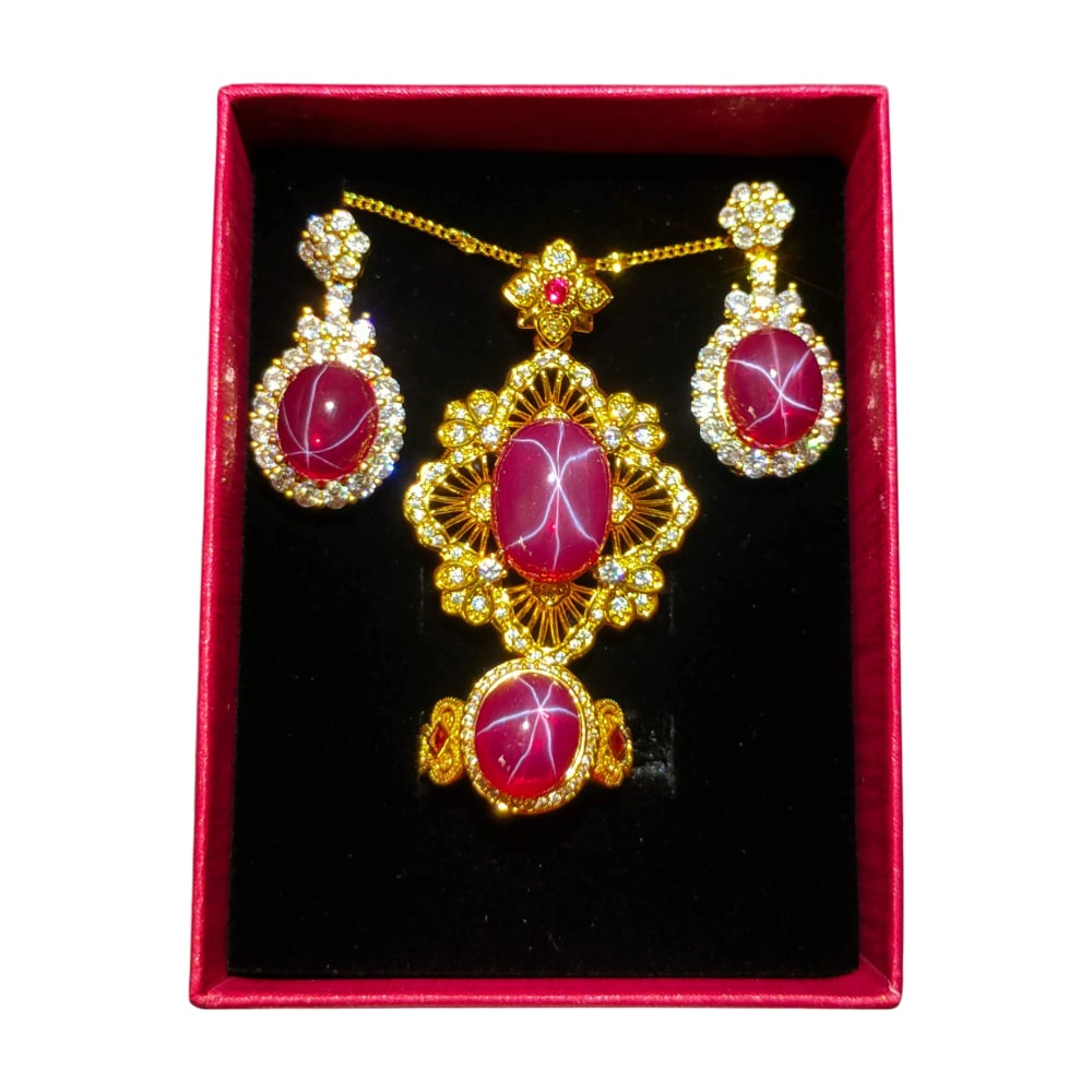 Silver Gilt Jewelry Set with Star Gemstones: This silver gilt jewelry set with star gemstones showcases exquisite craftsmanship and design. Each piece is adorned with lustrous star gemstones, with a hardness reaching ten, making them