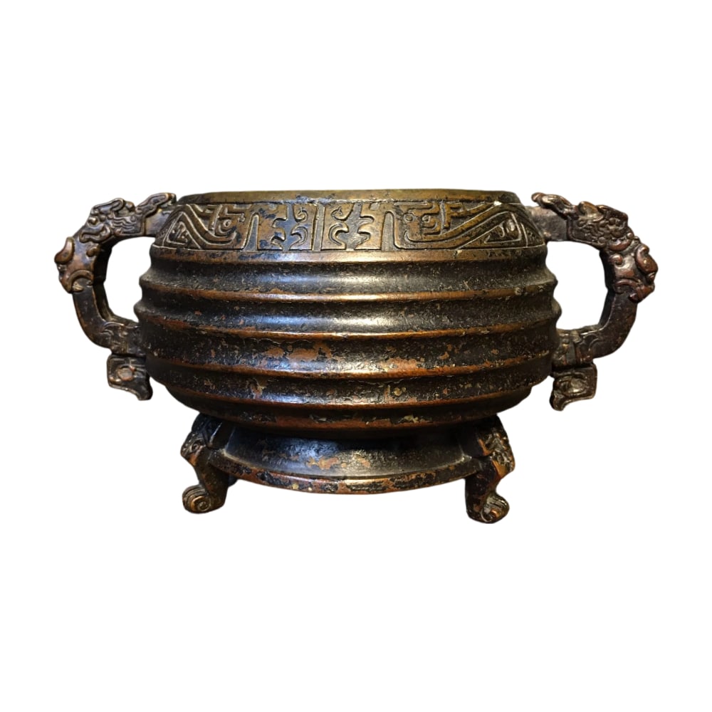 Pure Copper Incense Burner: This incense burner is crafted from pure copper, with a heavy texture and exquisite craftsmanship. Its design is simple and elegant, suitable for creating a traditional cultural atmosphere. The