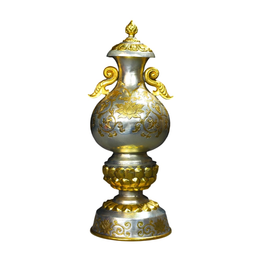Finely Chased Partially Gilt Vase: This vase showcases extraordinary artistic value with its exquisite chasing craftsmanship, enhanced by partially gilt details. The smooth lines and harmonious proportions reflect the artisan's superb 