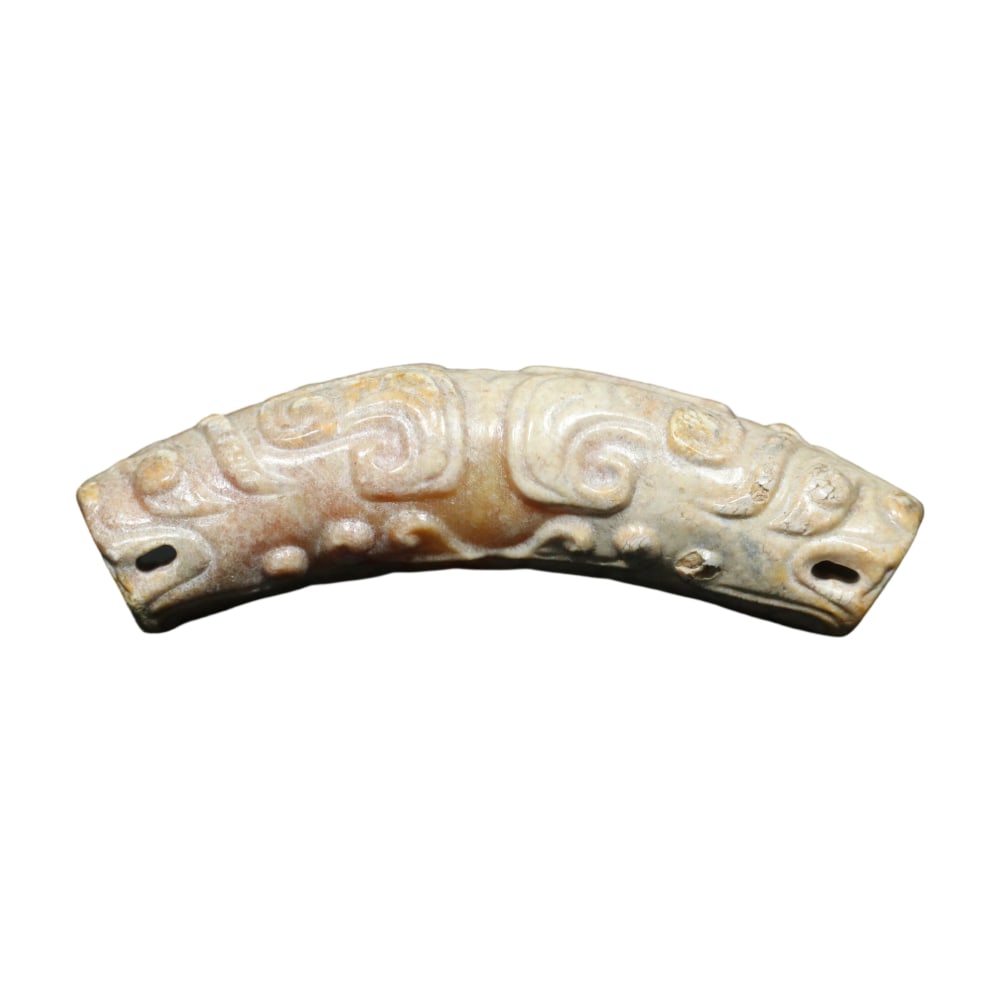 Western Zhou Hetian Jade Double Dragon Head Pendant: This Western Zhou Hetian jade pendant features exquisite craftsmanship and fine jade quality, with an aged patina that reflects the superb skills of ancient artisans. The double dragon head design is 