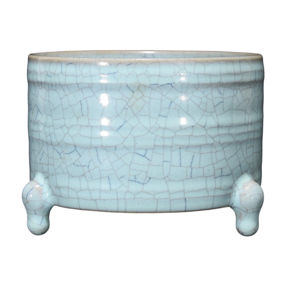 Song Dynasty Ru Ware Tripod Box with Inscribed Poem: This Song Dynasty Ru ware tripod box exhibits an elegant sky-blue glaze with naturally occurring crackles, reminiscent of fine ice patterns. The inscribed poem on the body features graceful
