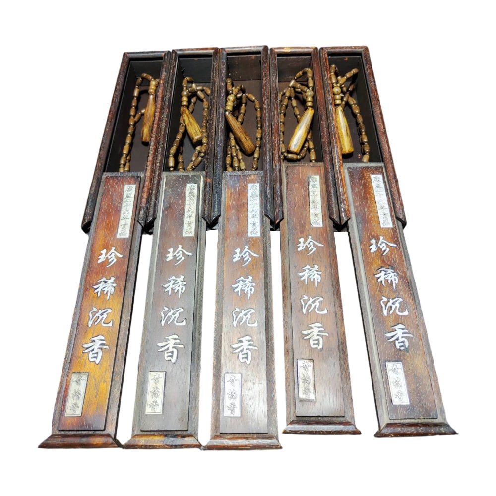 Agarwood Necklace: This agarwood necklace is crafted from century-old treasured material, exhibiting rich oiliness and a subtle, long-lasting fragrance that is truly captivating. Freight: 1.International Freight: