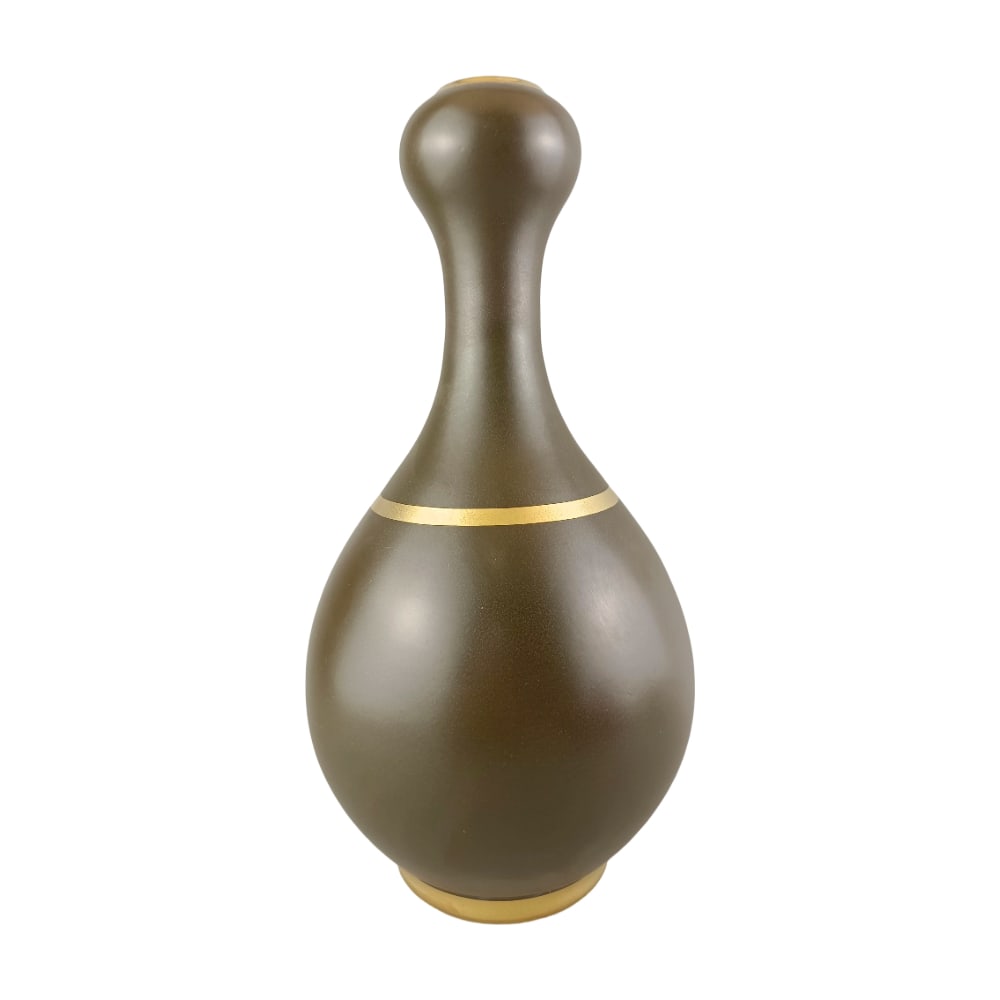 Yongzheng Period Tea-Dust Glazed Gilt Garlic Head Vase: This garlic head vase is a fine piece from the Yongzheng period of the Qing dynasty. The tea-dust glaze presents a subdued elegance, and the gilt craftsmanship is exquisite, reflecting imperial