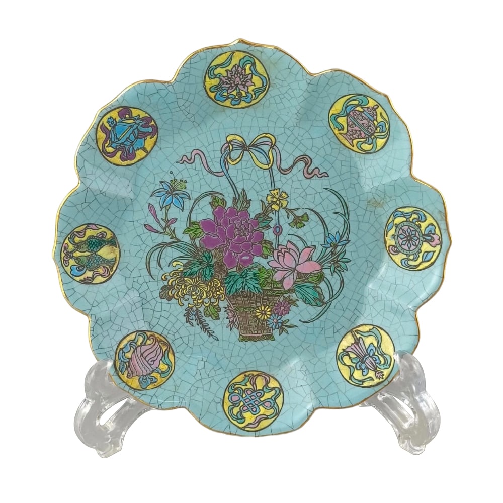 Qing Qianlong Gilt Flower Basket and Eight Treasures Plate: This plate is a product of the Qianlong period of the Qing Dynasty, featuring exquisite gilt craftsmanship. The flower basket and eight treasures motifs complement each other, showcasing the splendor