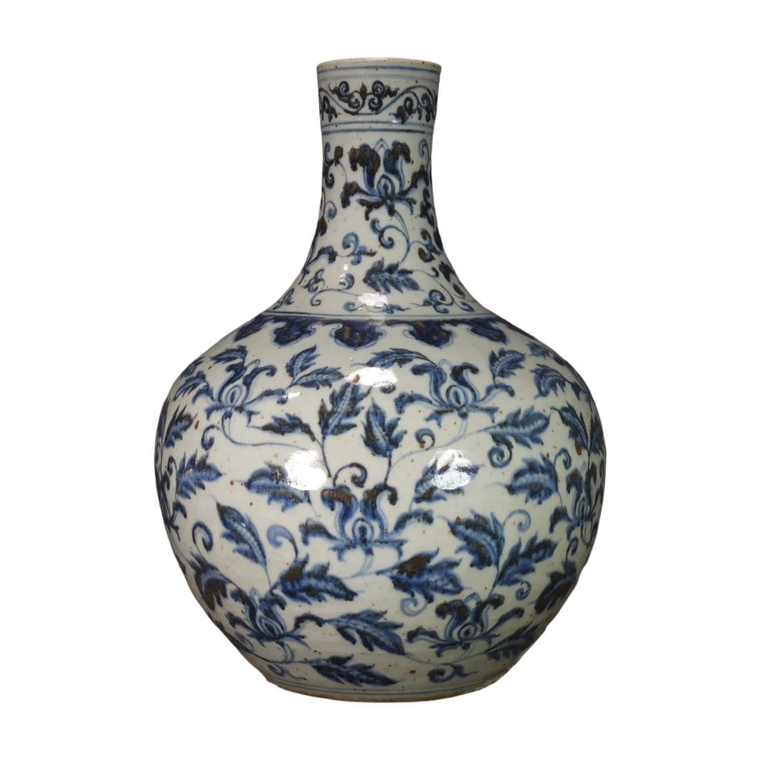 Yuan Dynasty Blue and White Lotus Scroll Tianqiuping: This Yuan Dynasty blue and white lotus scroll Tianqiuping showcases the elegance and exquisite craftsmanship of Yuan porcelain. The body is adorned with blue and white lotus scroll patterns, with smoo