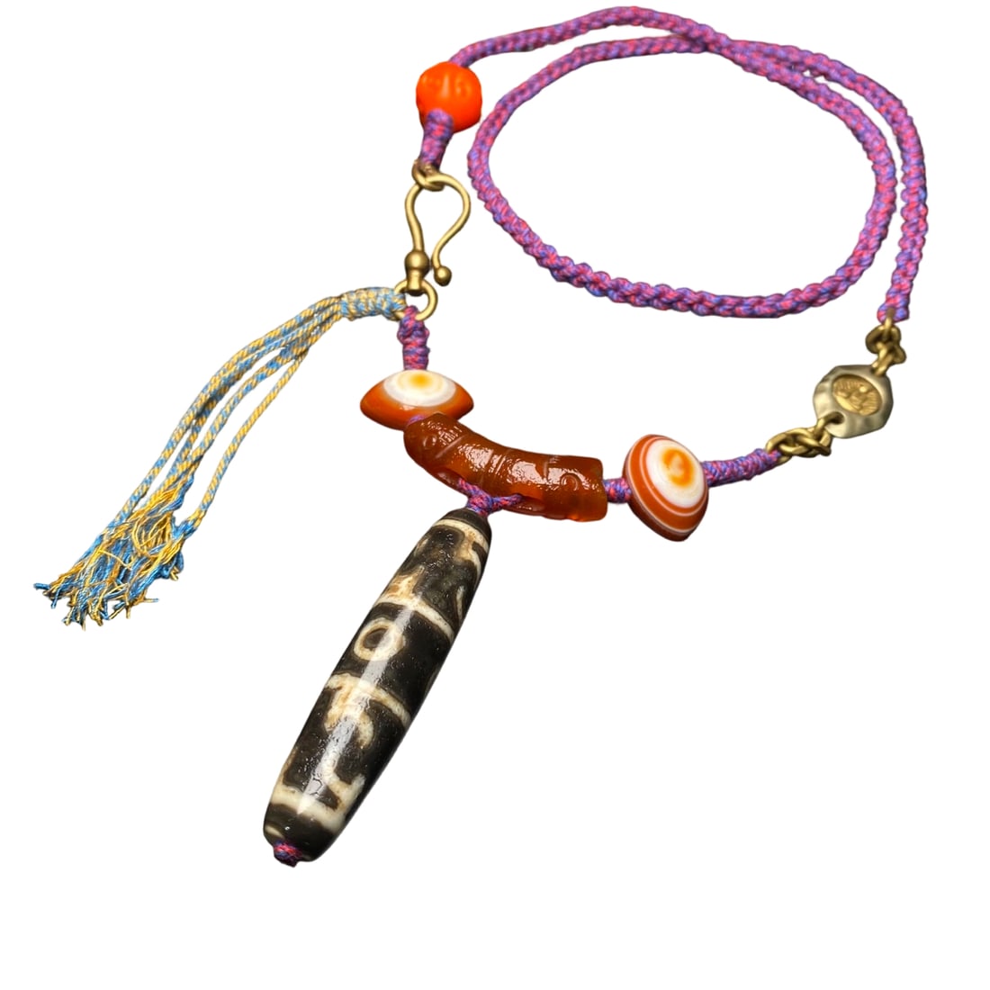 Ancient Guzhu Guru Rinpoche Three-Eyed Dzi Bead Necklace: This necklace features a Tibetan ancient bead as its core, paired with a high-gloss patina Guru Rinpoche amulet three-eyed dzi, reflecting the profound cultural heritage of Tibetan Buddhism. The