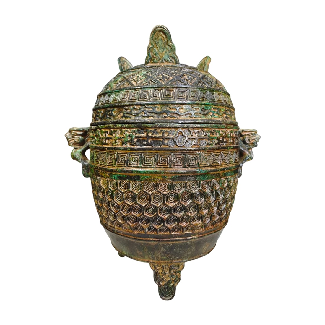 Shang and Zhou bronze ritual vessels: This Shang-Zhou period bronze ritual vessel, Xing Geng, features a unique oval shape with a straight mouth and a lid adorned with three horn-like shapes. The handle is decorated with cloud patterns,