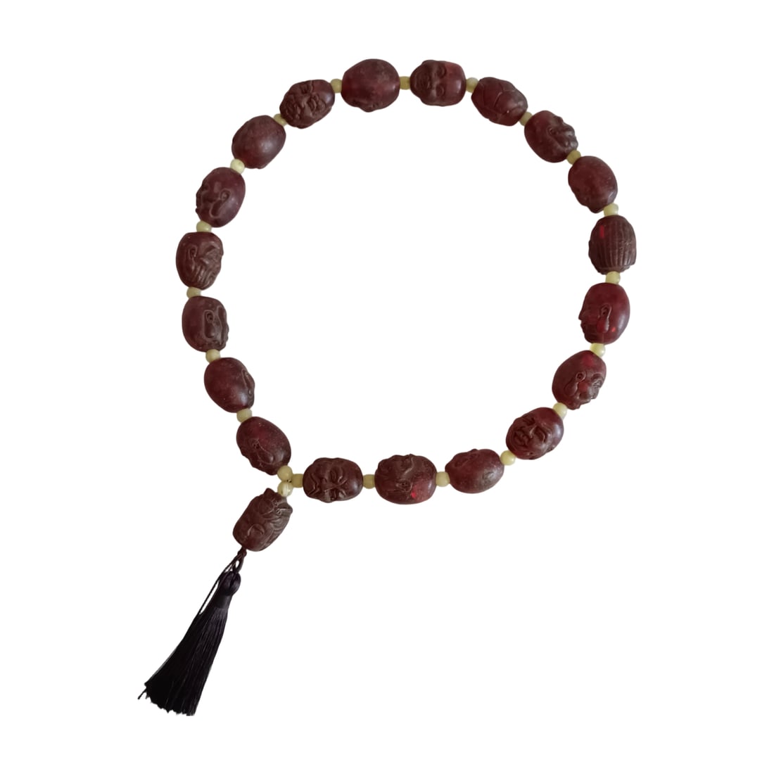 Qing Dynasty Blood Amber Handheld: This Qing Dynasty blood amber handheld piece exudes a deep hue, reflecting an ancient charm. The blood amber is smooth and tactile, showcasing the exquisite craftsmanship of the Qing era. The bead siz