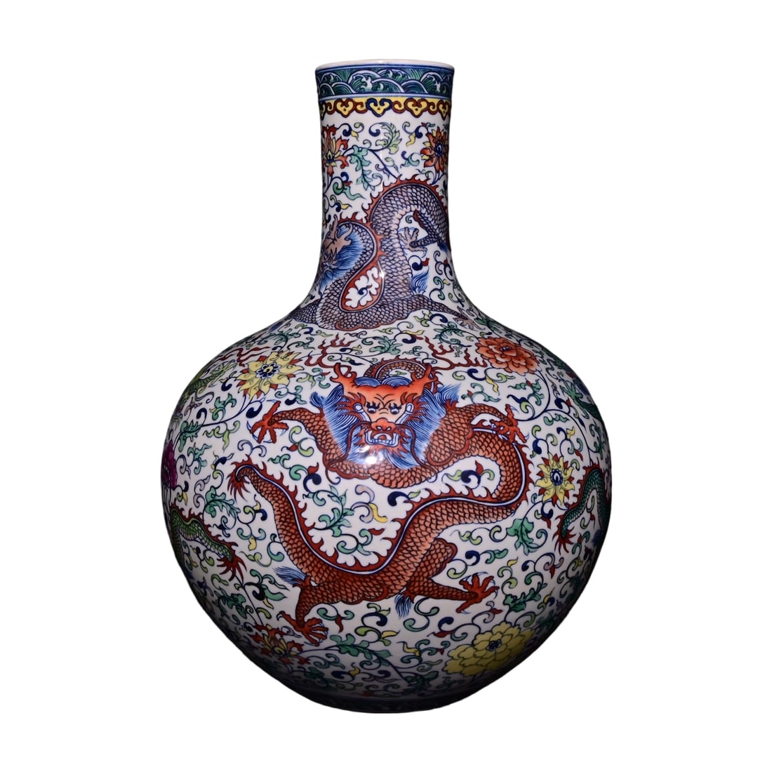 Yongzheng Period Doucai Dragon Pattern Tianqiuping: This Tianqiuping is a masterpiece of Doucai from the Yongzheng period of the Qing Dynasty. The bottle features a dragon pattern, with vibrant colors and exquisite craftsmanship, reflecting the eleganc