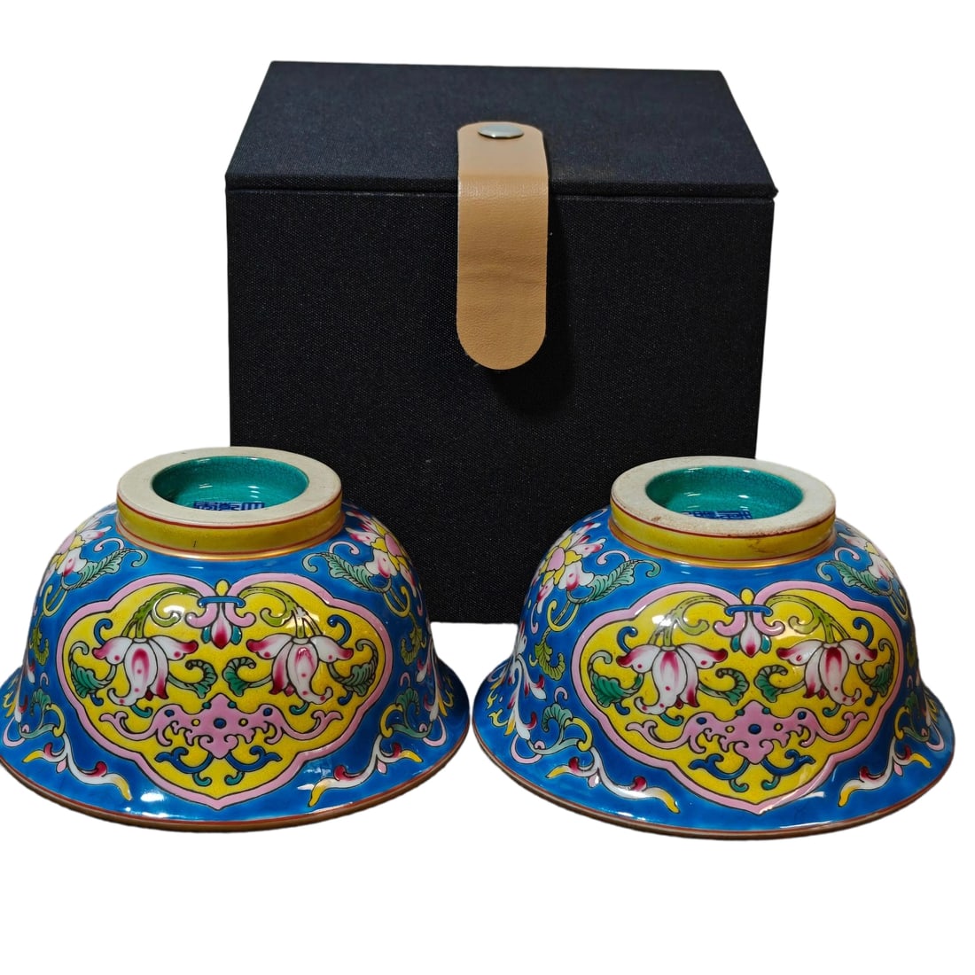 Qing Dynasty Qianlong Enamel Cup: This pair of enamel cups showcases the exquisite craftsmanship of the Qianlong period of the Qing Dynasty, with vibrant colors and delicate patterns, possessing high collectible value.5/9.5 cm Freight