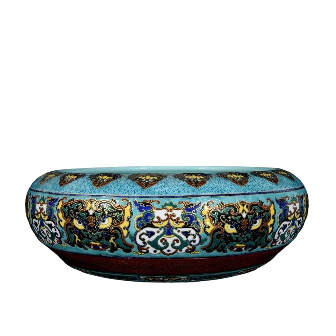 Qianlong Period Famille Rose Gilt Beast Mask Brush Washer: The Qianlong period famille rose gilt beast mask brush washer exemplifies the pinnacle of royal artistry with its exquisite craftsmanship and splendid decoration. The body is adorned with famille rose
