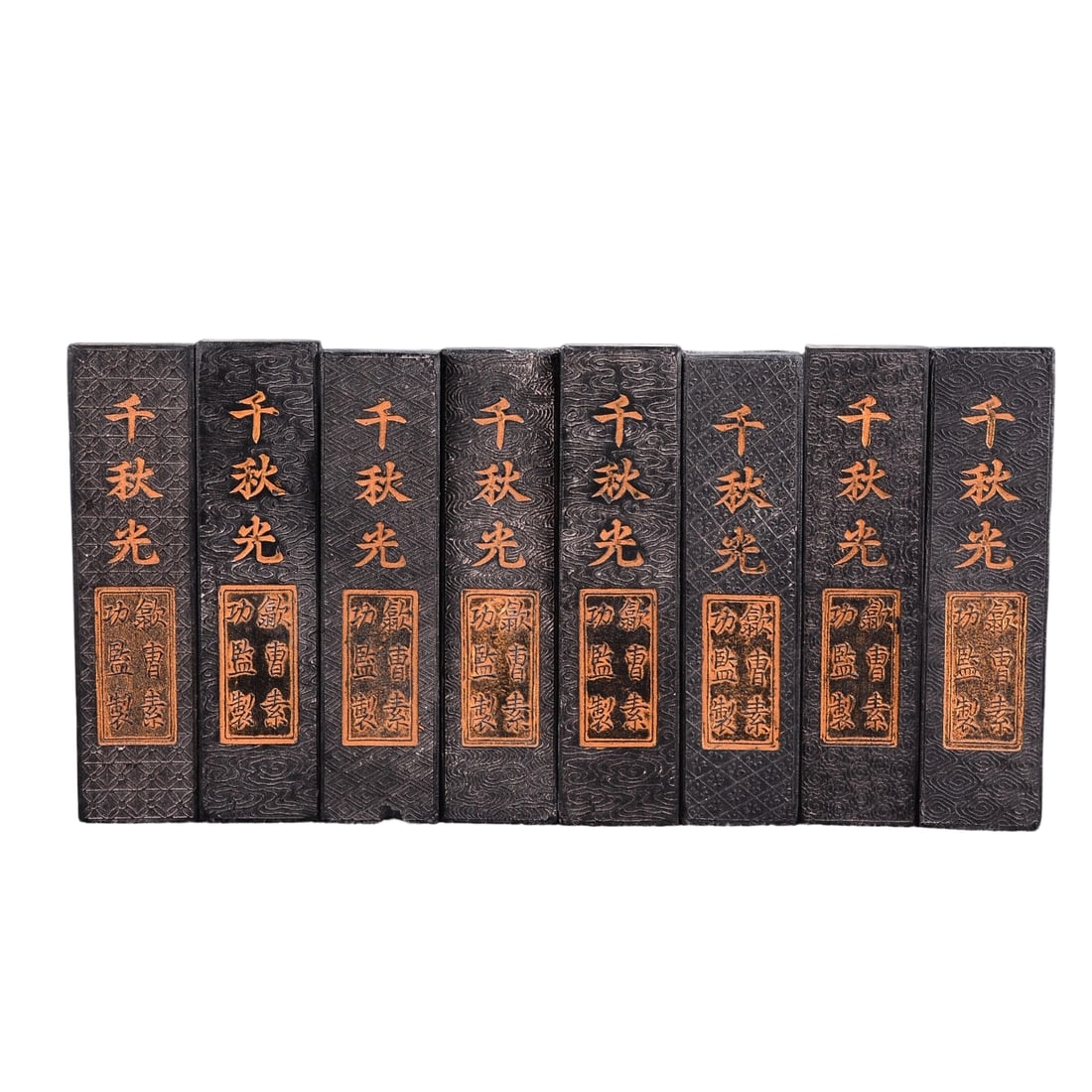 Qianqiu Guang Ink Set: This Qianqiu Guang ink set is renowned for its exquisite craftsmanship and deep ink color. The texture of the ink blocks is fine, suitable for calligraphy and painting. Each block is reasonably sized