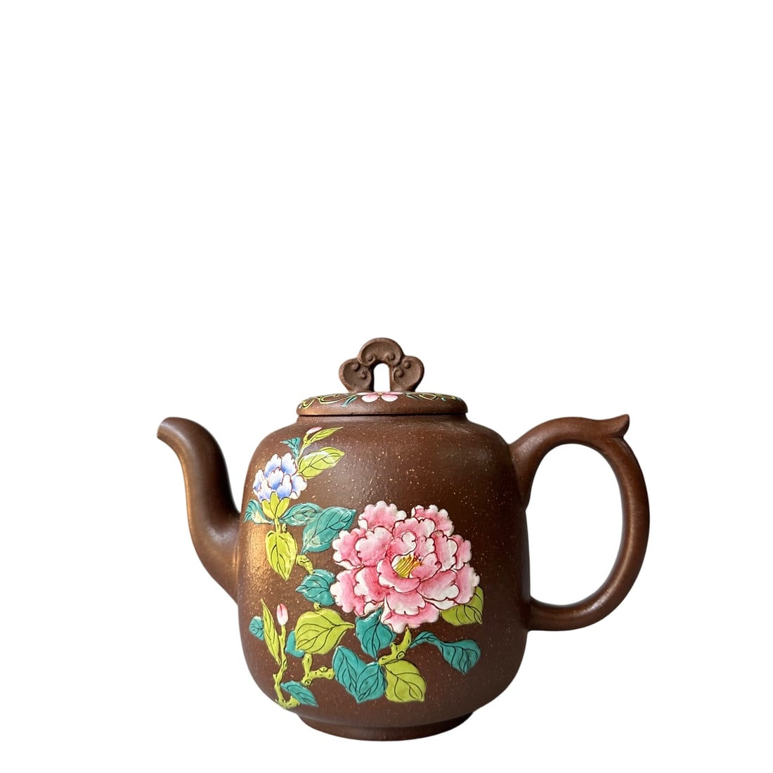 Qing Dynasty Famille Rose Zisha Peony Teapot: This Zisha teapot was crafted by the renowned Qing Dynasty artist Shao Quanyin, featuring famille rose peony motifs that exude an elegant artistic style. Shao Quanyin, a master from Yixing, was known 