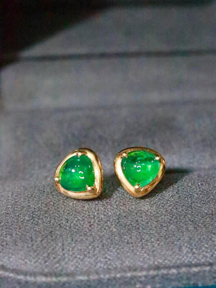 18K Gold Natural Emerald Earrings: These earrings are meticulously crafted in 18K gold, featuring a lively heart-shaped design with natural emeralds, exuding a vibrant green hue and elegant charm. Perfect for both everyday wear and