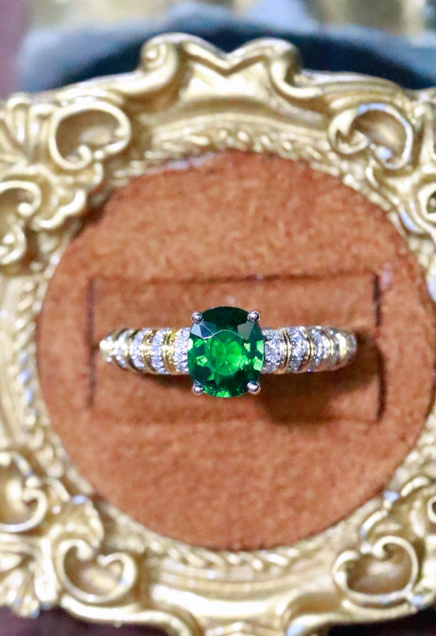 18K Gold High-Quality Tsavorite Ring: This ring showcases the unique charm of tsavorite with its bright color and flawless glassy texture. The 18K gold adds a touch of nobility, while the diamond accents enhance its luxury. Suitable for