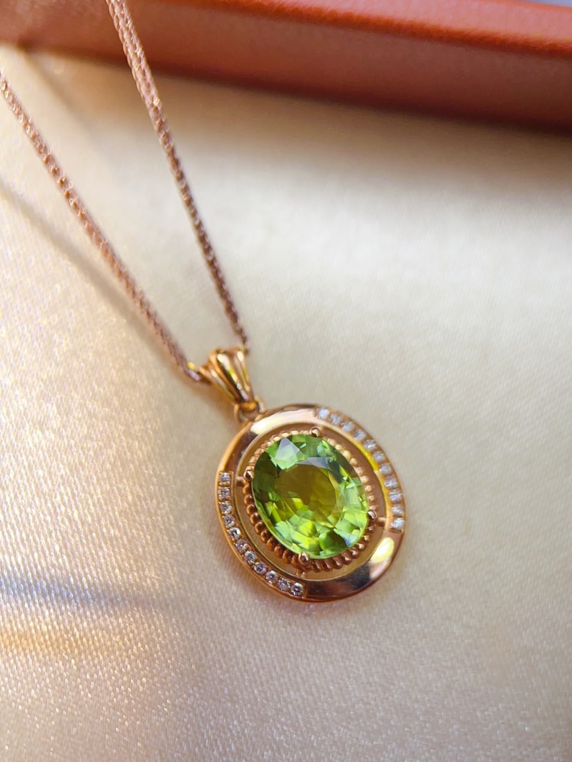 18K Gold Natural Tourmaline Pendant: This pendant is meticulously crafted in 18K gold, set with a natural tourmaline that boasts a captivating color, exuding an aura of elegance and luxury. The exquisite craftsmanship ensures every
