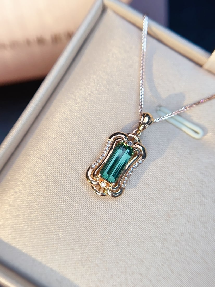 18K Gold Natural Tourmaline Pendant: This 18K gold pendant features a natural tourmaline, showcasing a beautiful color and an elegant, luxurious aura. The exquisite craftsmanship makes it a unique piece of jewelry. The tourmaline's