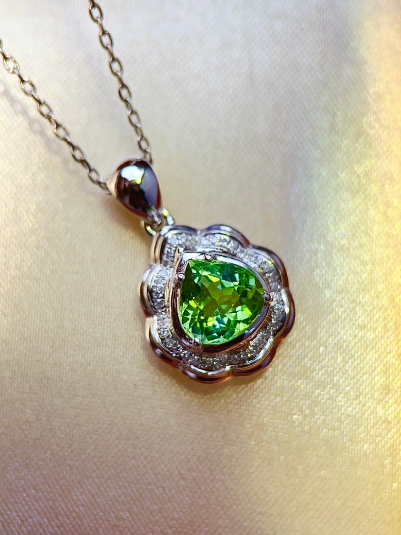 18K Gold Natural Tourmaline Pendant: This pendant is meticulously crafted in 18K gold, set with a natural tourmaline of beautiful color and exquisite craftsmanship. The diamond accents add a touch of luxury, with an overall elegant and u