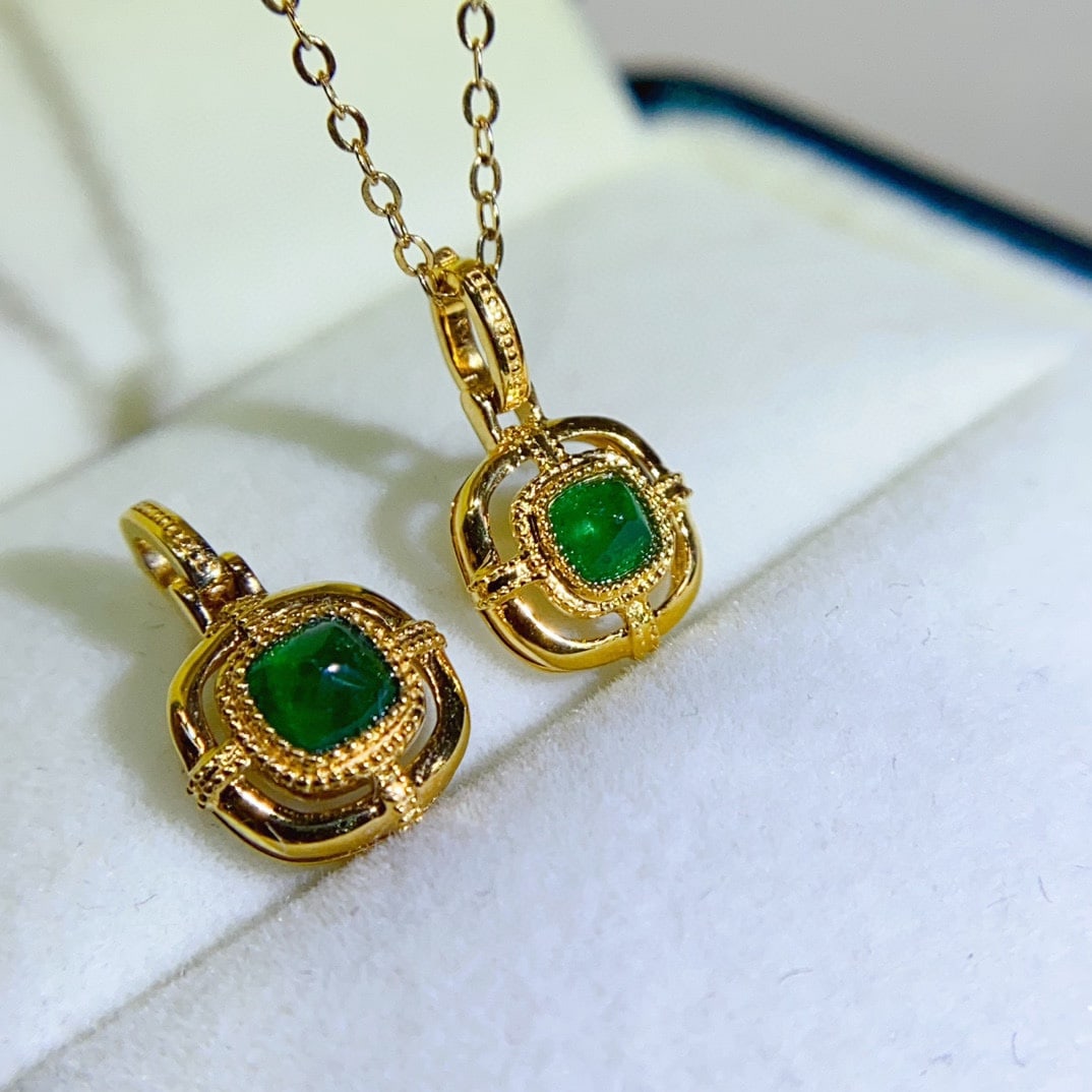 18K Gold Natural Emerald Pendant: A simple yet elegant design, the emerald is as clear as lake water, symbolizing tranquility and peace. Set in 18K gold with diamonds, it exudes a noble aura. (Main stone 0.35 carats, total weight 0.88