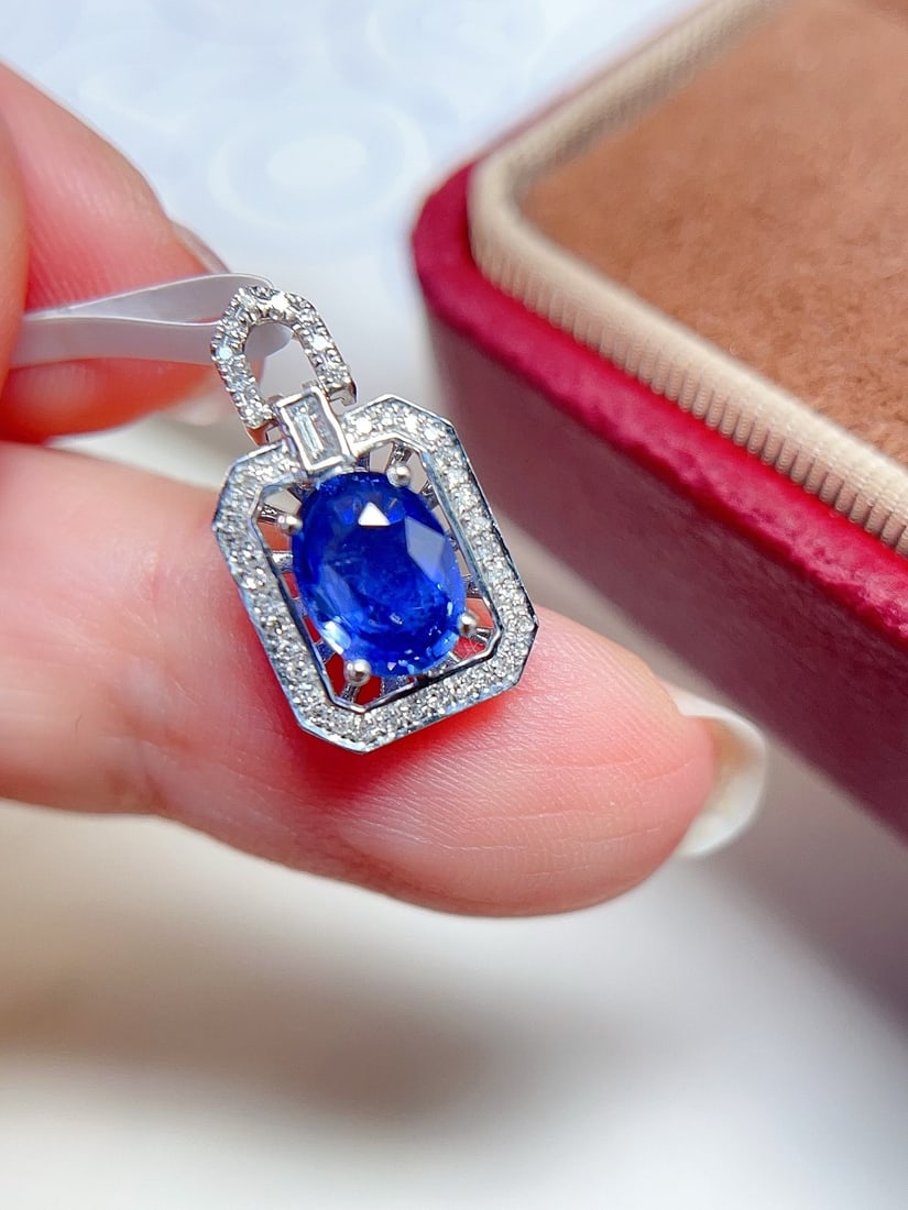 18K Gold Sapphire Pendant: This pendant is meticulously crafted in 18K gold, featuring a cornflower blue sapphire that exudes a pure and flawless beauty. The deep hue of the sapphire complements the brilliance of 39 diamonds,