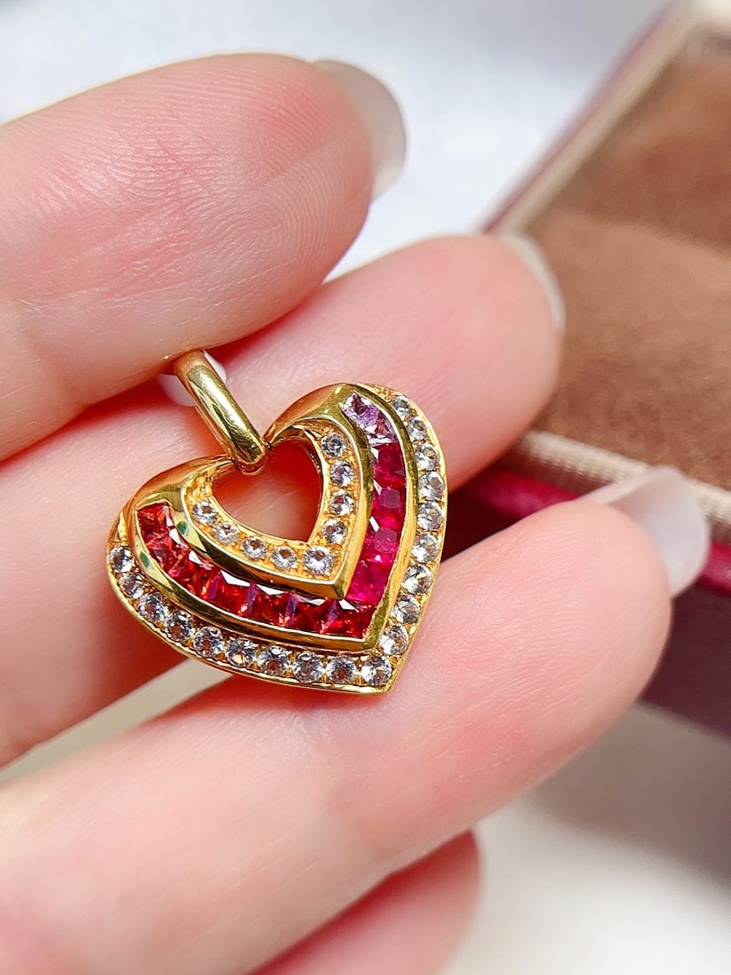 18K Gold Sapphire Pendant: This pendant is crafted in 18K gold, featuring a sapphire of approximately 0.8 carats, exuding an elegant hue. It is surrounded by 28 white sapphires, with a design that is simple yet luxurious.