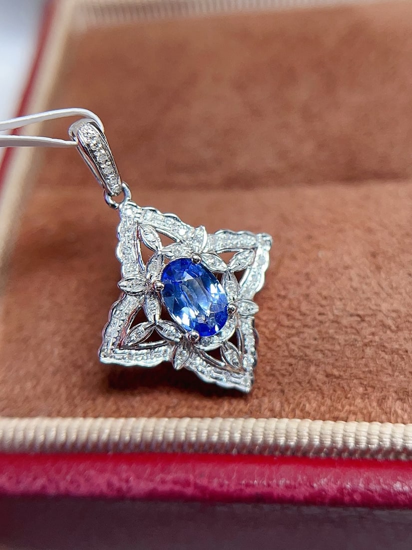 18K Gold Sapphire Pendant: This pendant is meticulously crafted in 18K gold, featuring a sapphire that shines like starlight. The cornflower hue complements the 50 diamonds, showcasing extraordinary elegance and luxury. (Main s