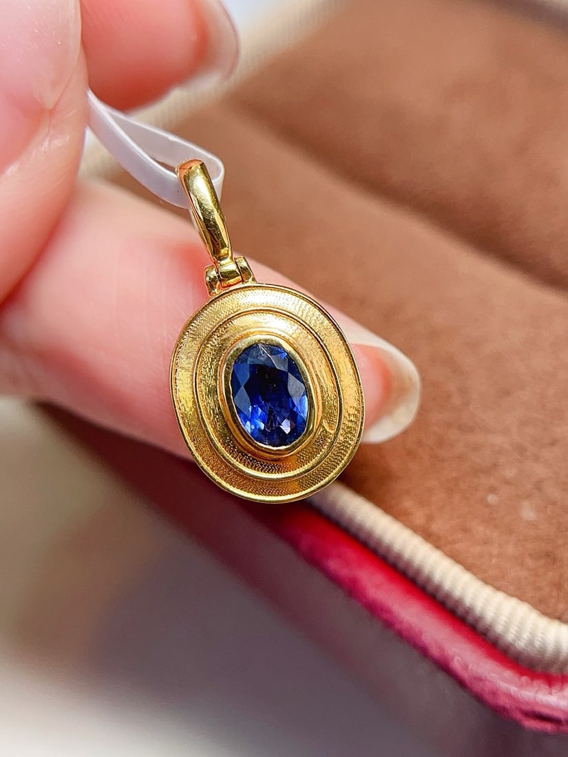 18K Gold Sapphire Pendant: This pendant is meticulously crafted in 18K gold, featuring an elegant sapphire with a deep royal blue hue. Its design is simple yet grand, suitable for various occasions. (Main stone 0.5 carats,
