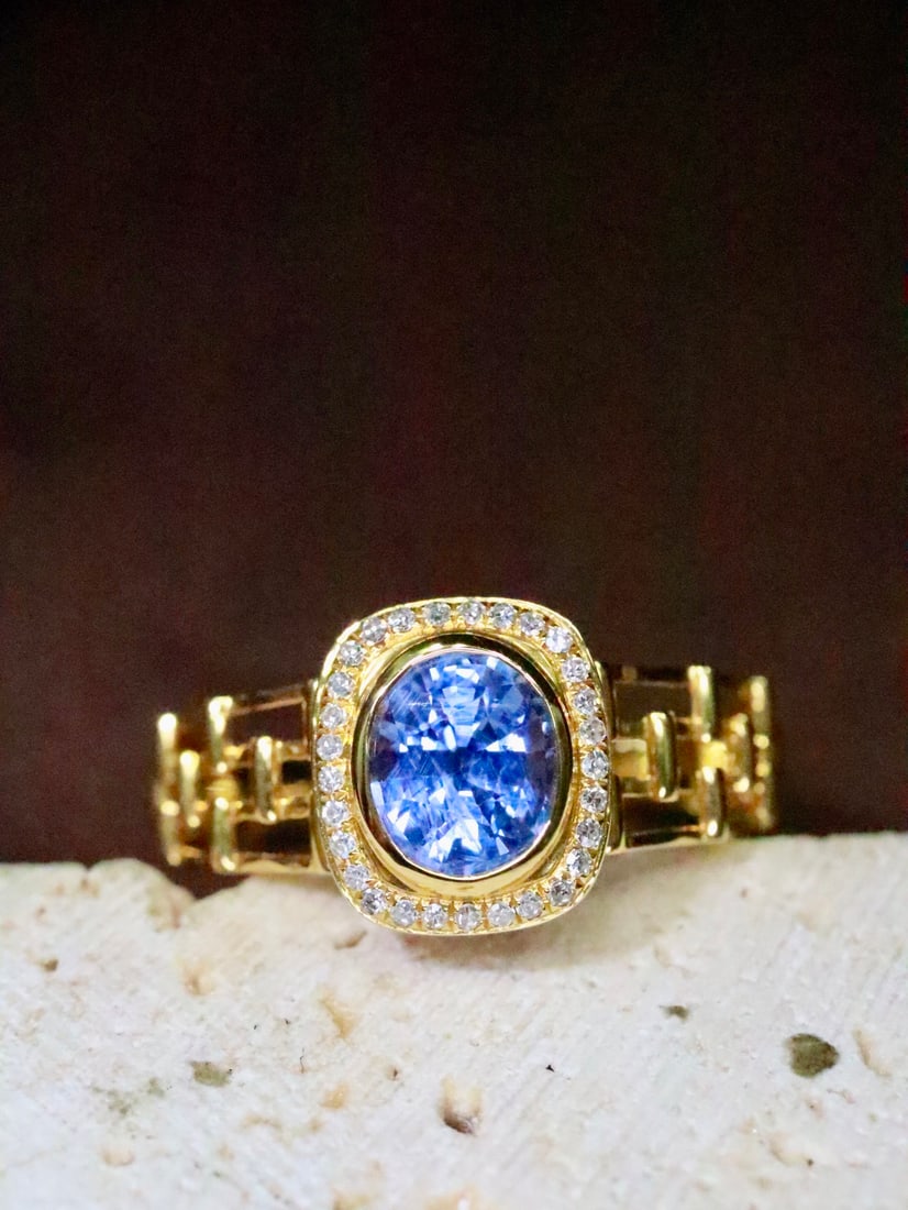 18K Gold Blue Sapphire Ring: This 18K gold blue sapphire ring features a rich hue and exquisite hollow design, showcasing elegant French style. The deep tone of the sapphire complements the brilliant sparkle of the diamonds, addi
