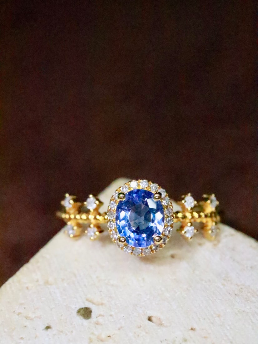 18K Gold Sapphire Ring: This sapphire ring stands out with its innovative and stylish design, exuding an aura of elegance and nobility. The 18K gold material complements the brilliant sapphire, enhancing the wearer's grace. 