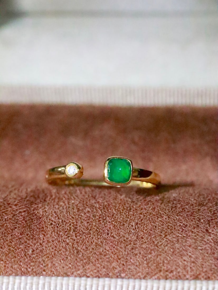 18K Gold Emerald Ring: This 18K gold emerald ring showcases the natural allure of emerald, symbolizing life and vitality. The simple design reveals a refreshing green, adding endless vitality to the wearer. (Main stone