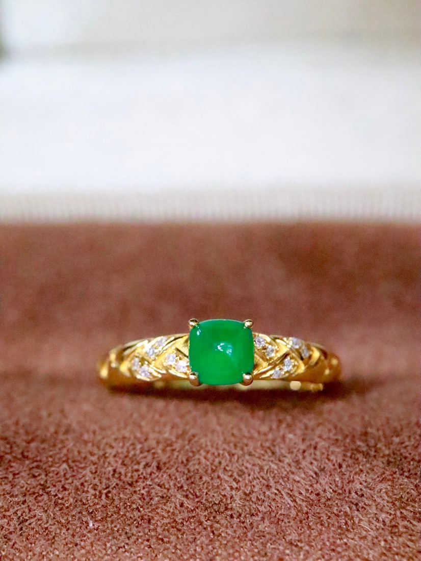 18K Gold Emerald Ring: This 18K gold emerald ring showcases the unique charm of emerald, symbolizing life and vitality. The ring's design is crisp and neat, with a green hue that adds vibrancy to the wearer. Lightweight