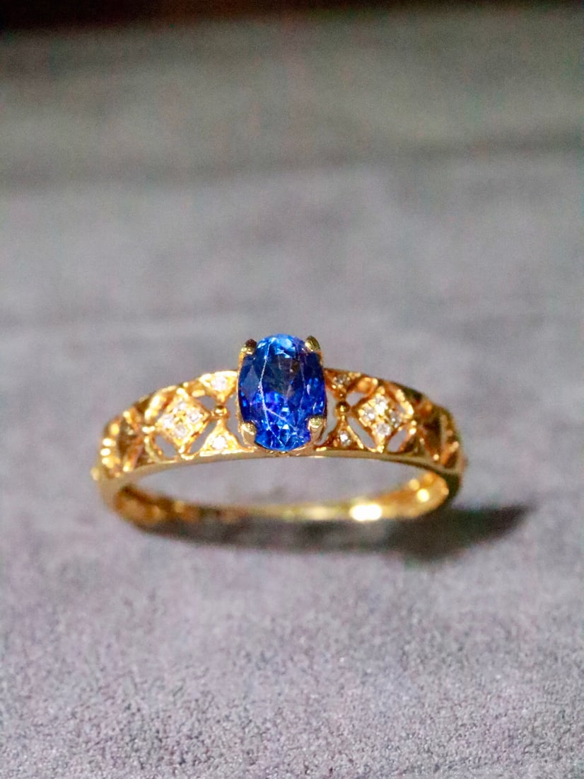 18K Gold Rich Sapphire Ring: This sapphire ring, with its rich color and diamonds set in intricate openwork, perfectly embodies a classic elegance. Inspired by the beauty of Buccellati, it is truly admirable. (Total weight 1.53g,