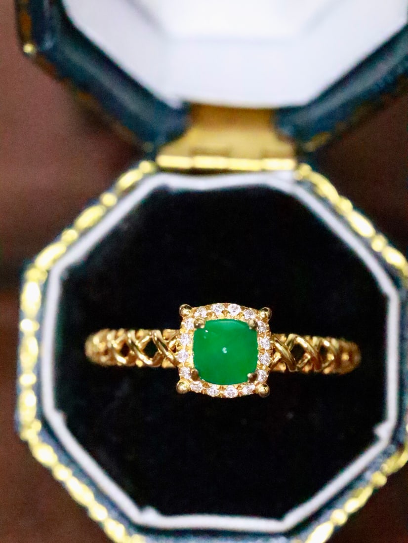 18K Gold Emerald Ring: This 18K gold emerald ring features a simple hollow design that exudes a refreshing and neat style. The emerald's green hue adds a vibrant touch of vitality to the wearer. The overall design of the
