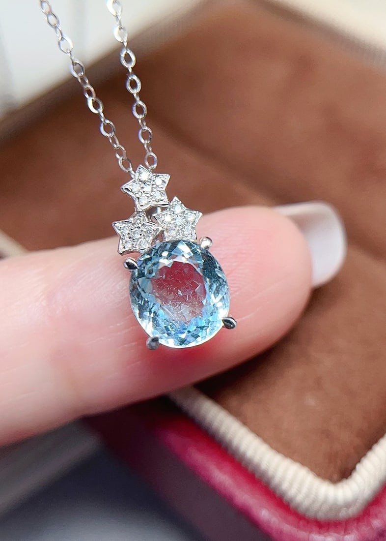 18K Gold Natural Aquamarine Necklace: This necklace is meticulously crafted in 18K gold, showcasing the purity and elegance of aquamarine. The simple design is enhanced by 18 sparkling diamonds, adding a touch of luxury. The main stone's