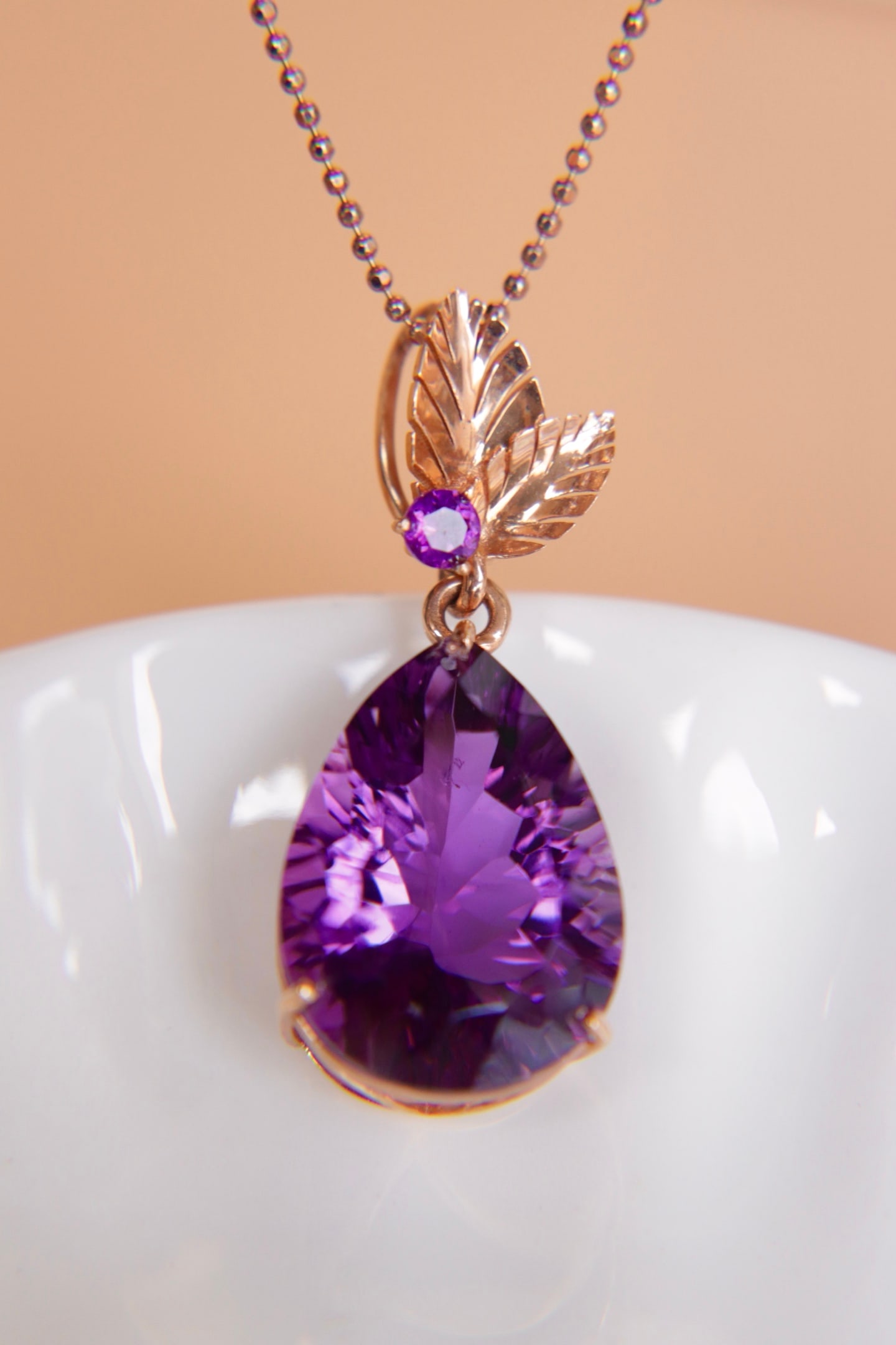 18K Gold Amethyst Pendant: This 18K gold amethyst pendant showcases a simple yet elegant design. The amethyst's hue is graceful and captivating, suitable for any occasion, exuding noble charm. (Main stone 9.75 carats) Freight: