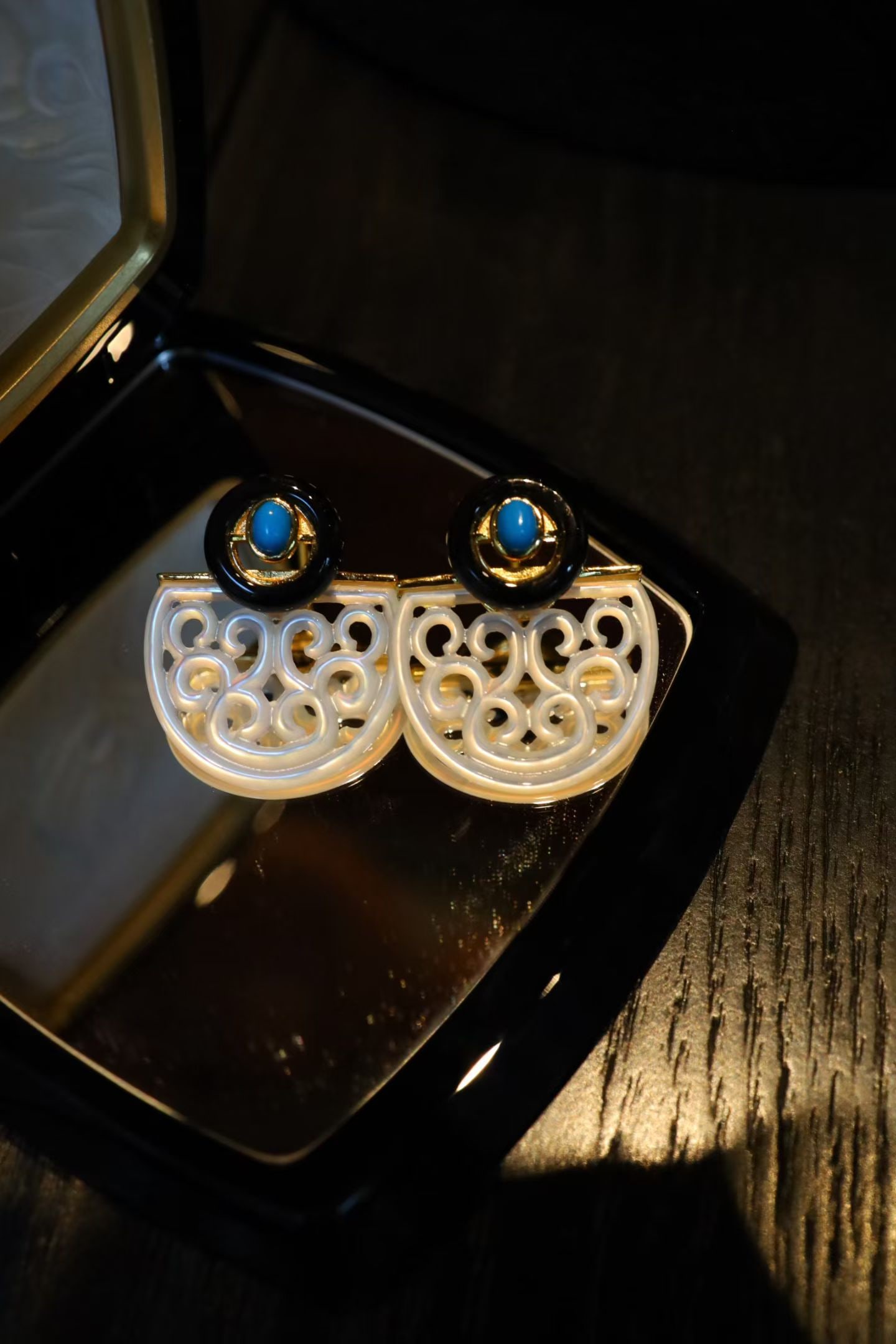 s925 Silver Mother-of-Pearl and Onyx Earrings: These earrings feature hollowed-out mother-of-pearl crafted into a semicircle, resembling a small fan, showcasing the subtlety of traditional Chinese design. The depth of onyx complements the luster o
