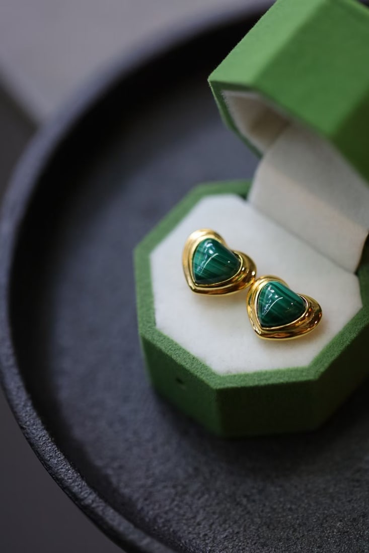 Malachite Earrings: These earrings feature malachite as the main stone, showcasing a simple yet exquisite design. Made of s925 silver, the overall design is simple yet sophisticated. Freight: 1.International Freight: For