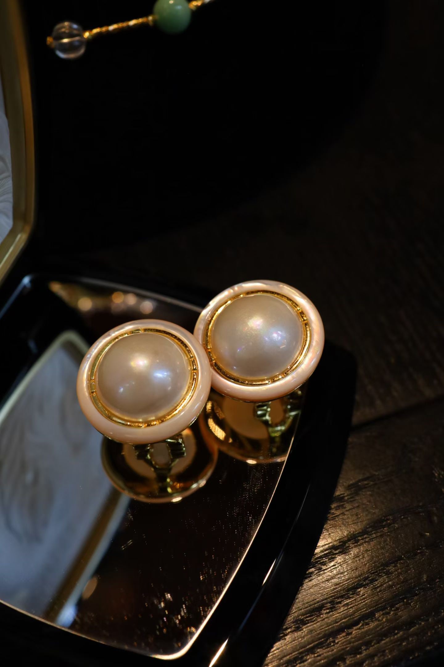 Natural Seawater Mabe Pearl Earrings: This pearl Earrings exudes a natural charm with its grand yet understated style. The 16mm main stone size perfectly highlights its presence. The silver plating process ensures lasting luster, maintain