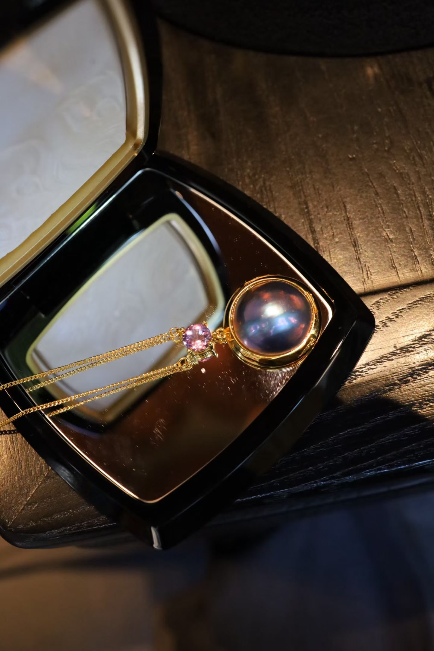 Natural Seawater Mabe Pendant: This pendant features a natural seawater Mabe pearl, showcasing a unique oceanic charm. The amethyst accents add a touch of elegance, and the integrated silver chain design enhances its sophistication