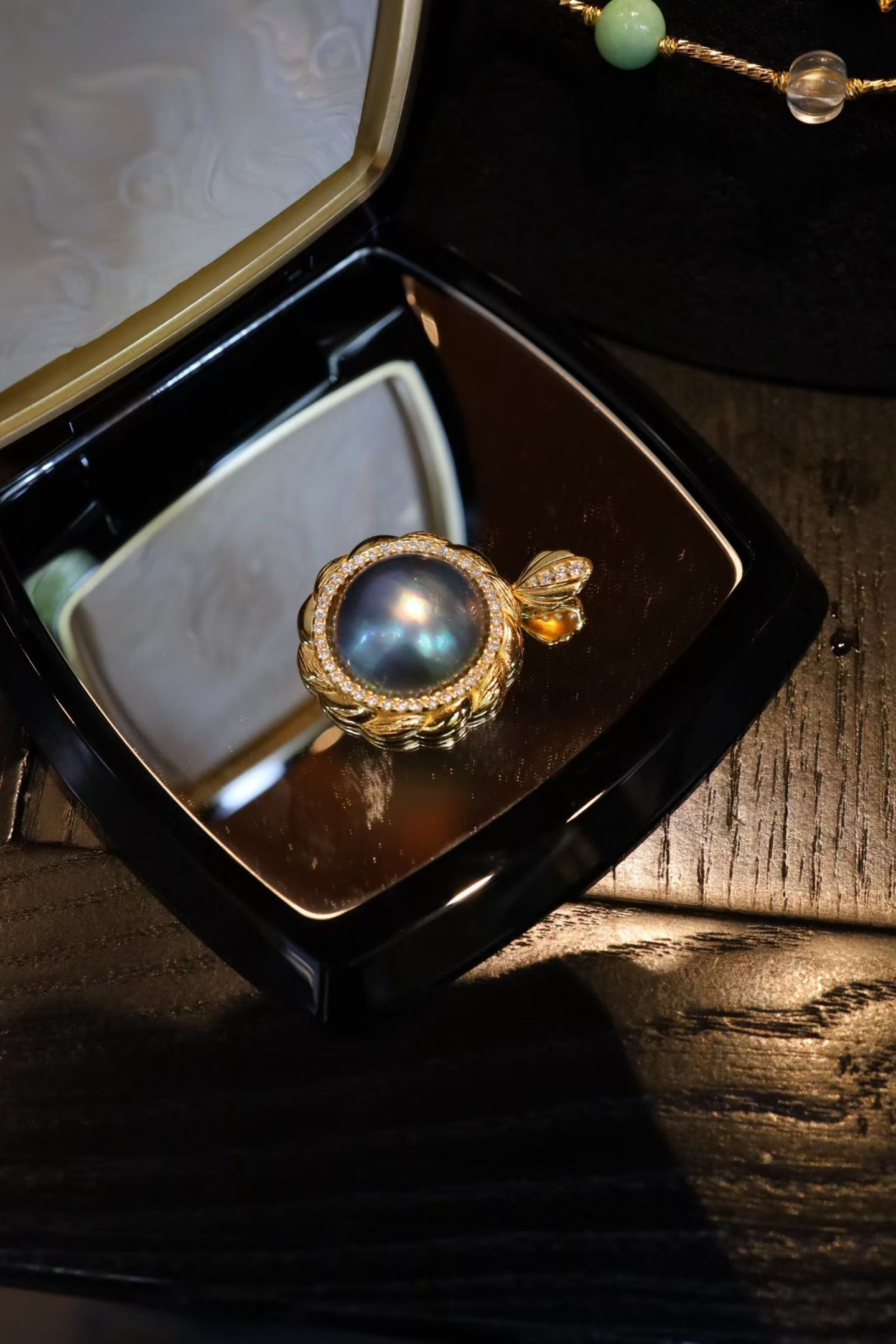 Natural Saltwater Mabe Pearl Pendant: This natural seawater Mabe Pendant showcases the purity and elegance of the ocean. Its luster is as gentle as moonlight, captivating the beholder. The exquisite craftsmanship makes it a collectible pi