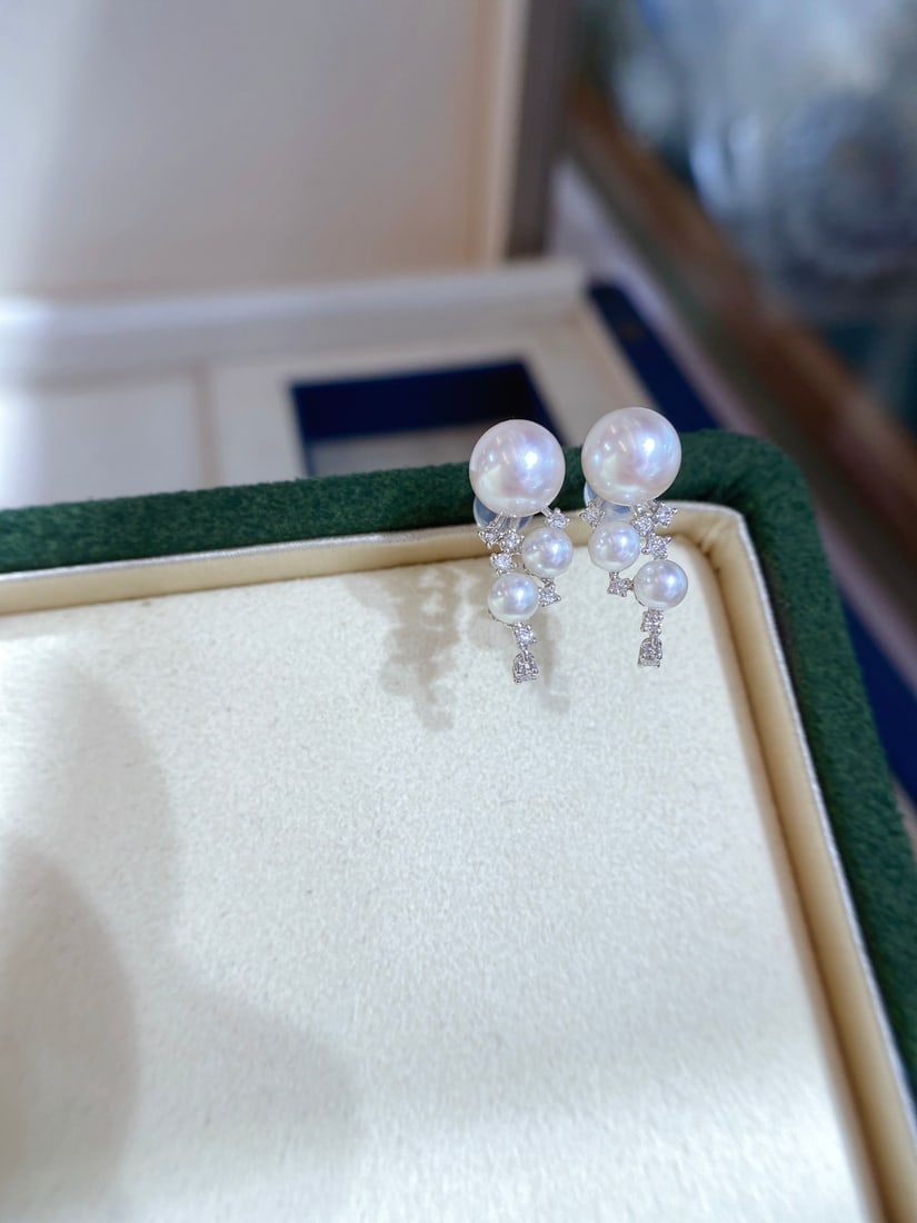 18K Gold Diamond Akoya Pearl Earrings: These earrings feature 18K gold, set with diamonds and Akoya pearls, exuding an aura of elegance and sophistication. The pearls have a captivating luster with minimal blemishes, highlighting their nat